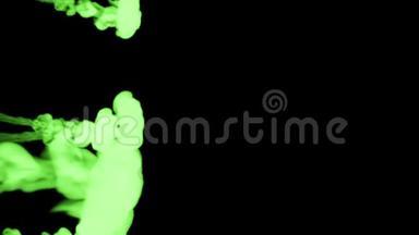 荧光明绿的水浮于水中，多滴墨汁.. 这是3D渲染镜头的慢动作墨水